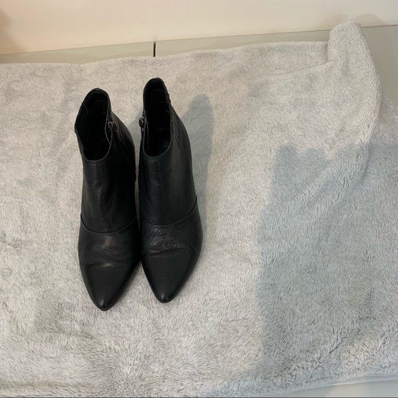 Kenneth Cole Real Leather Booties Size 8.5 Gorgeous on look like spats! - Picture 4 of 16